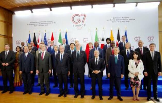 　Ｇ７財務相・中央銀行総裁会議の会場で写真に納まる片山財務相（前列右から２人目）ら＝１９日、パリ（共同）