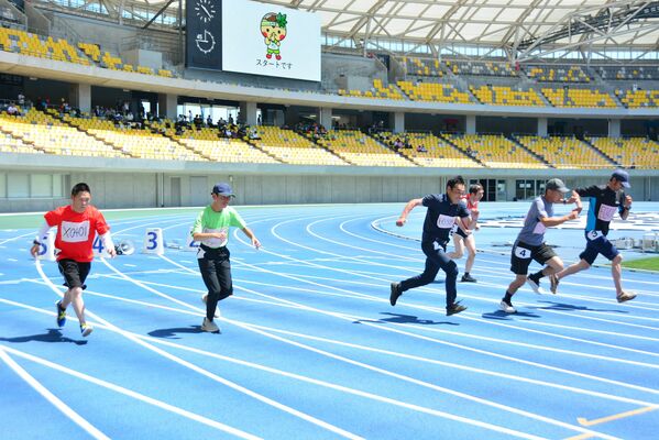 陸上競技でスタートを切る選手たち＝17日午前、カンセキスタジアムとち