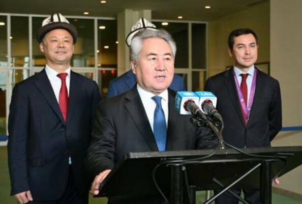 　国連安全保障理事会の非常任理事国に選出後、記者団に話すキルギスのクルバエフ外相＝３日、米ニューヨーク（共同）
