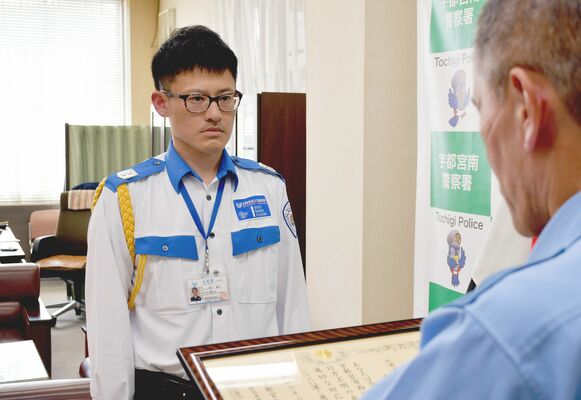 川上俊之署長（右）から感謝状を受け取る朝日さん