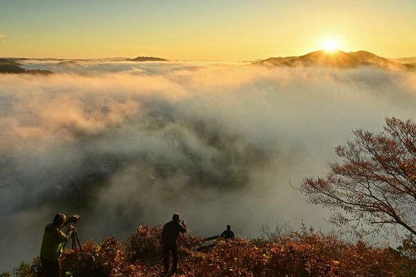 朝日に照らされる鎌倉山周辺の雲海＝20日午前６時35分、茂木町九石
