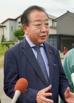 　記者団の取材に応じる立憲民主党の野田代表＝２０日午後、富山県氷見市