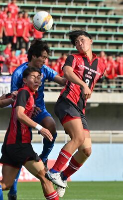 守備ラインを統率するセンターバックの梶谷（右）＝栃木大会決勝の国学栃木戦