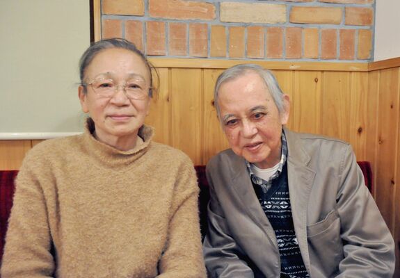 渡良瀬川にサケを放す会の飯田事務局長（右）と活動を支えてきた妻の敏子さん