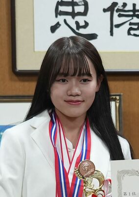 市役所を訪れ優勝報告する鈴木さん