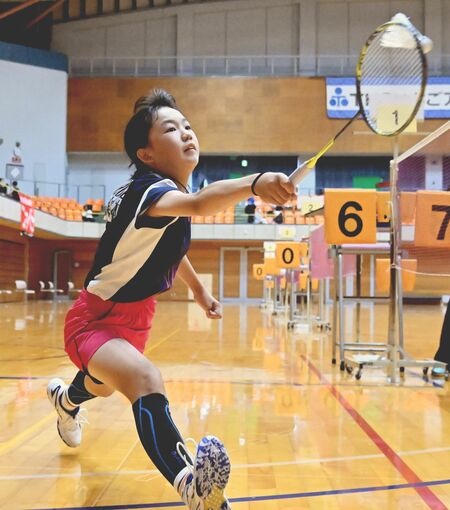 女子Ａ　田中（宇都宮中央ジュニア）－根本（ｖａｍｏｓ）決勝　第１ゲーム、根本がフォアでポイントを狙う＝ＴＫＣいちごアリーナ