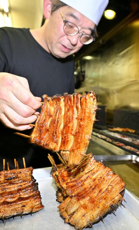 次々と焼き上げられるうなぎのかば焼き＝18日午前11時15分、宇都宮市中央本町