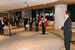 サテライトオフィスの開設を祝う松井市長（右から２人目）ら＝１３日午後７時、東京都港区