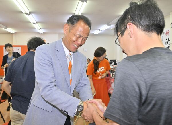 落選が確実になり、支持者に感謝し握手する大森紀明氏＝20日午後10時45分、宇都宮市下岡本町、広瀬華撮影
