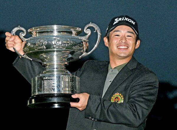 優勝カップを手に満面の笑みを浮かべる片岡＝日光ＣＣ