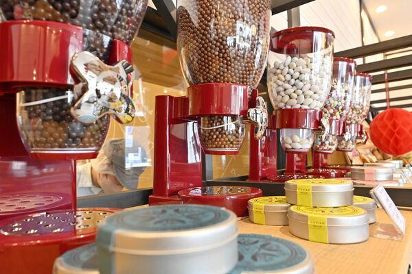 ポップなチョコレートが並ぶ店内