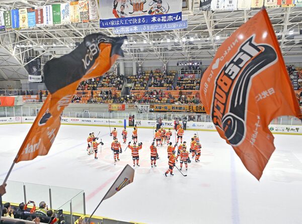 開幕戦で勝利を収め、ファンの声援に応えるバックスの選手たち=13日午後4時25分、日光霧降アイスアリーナ、広瀬華撮影