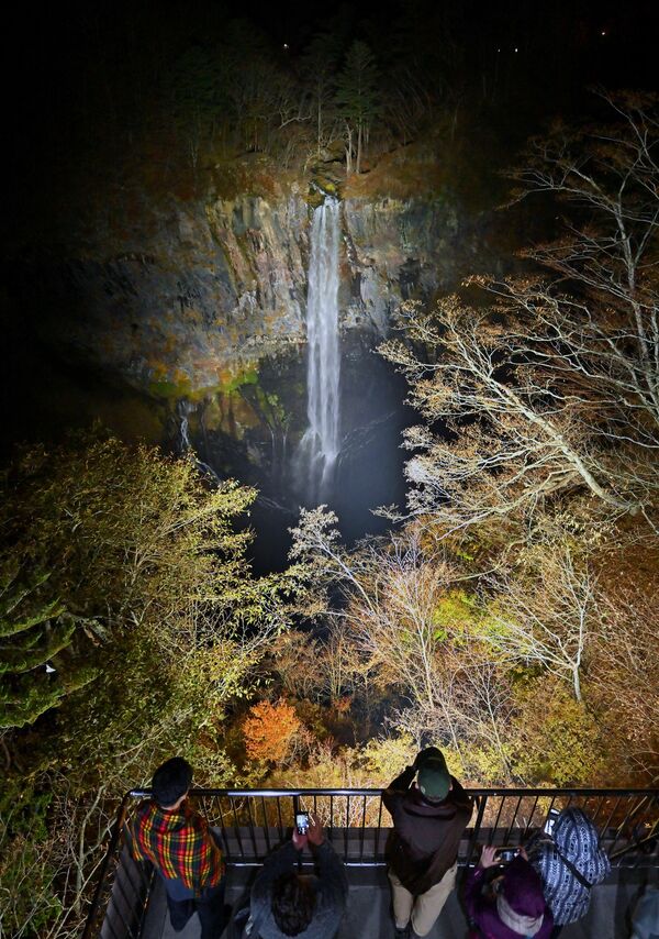 ライトアップされ浮かび上がった華厳の滝＝16日午後５時25分、日光市中宮祠