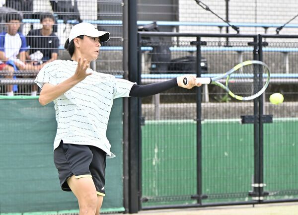男子シングルス決勝　伏見（足大付）がフォアハンドを放つ