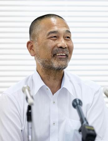 　再審無罪が確定し、笑顔で記者会見する前川彰司さん＝８月１日、福井市