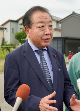 　記者団の取材に応じる立憲民主党の野田代表＝２０日午後、富山県氷見市