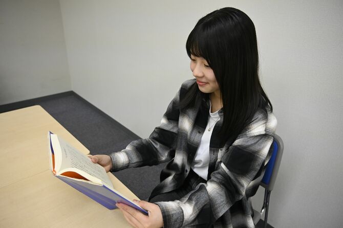 夜遅くまで勉強する受験の日々を終え、高校生活をスタートさせた島田さん＝４月下旬、宇都宮市内