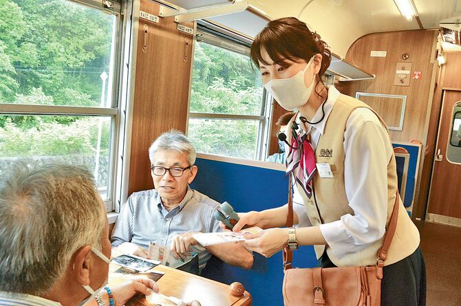 記念乗車証を配布しながら乗客と交流を深めます