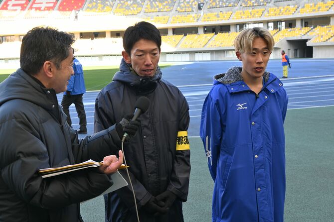 総合４連覇を決めて取材を受ける那須塩原市Ａの高久監督（左）とアンカーの東泉