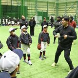 「勉強のような正解ない」　栃木GBの成瀬投手が野球教室　小学生70人を指導