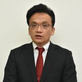 衆院選栃木1区　日本維新の会元職・柏倉祐司氏（56）のプロフィール　つじ立ちのためにストレッチ