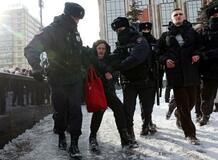 ロシア治安部隊、献花の市民拘束