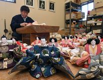 佐野の工房で ひな人形作り大詰め