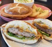 散策しながら手軽にぱくり　クローズドチーズバーガー　まちのお休み処もめん茶屋（真岡）