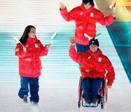 パラ熱戦幕開け、車いすで行進