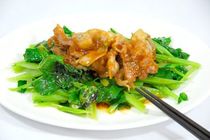 ＜かき菜とカリカリ豚肉の甘酢炒め＞豚肉の脂でおいしさアップ