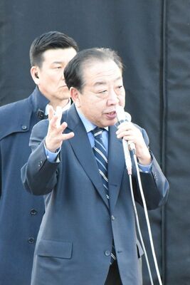 街頭演説する野田共同代表=27日午後、宇都宮市内