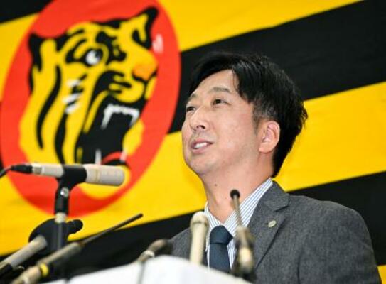 オーナー報告後に記者会見する阪神・藤川監督=31日、大阪市福島区の阪神電鉄本社