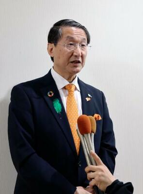 鳥取県議会閉会後、取材に応じる平井伸治知事=25日午後
