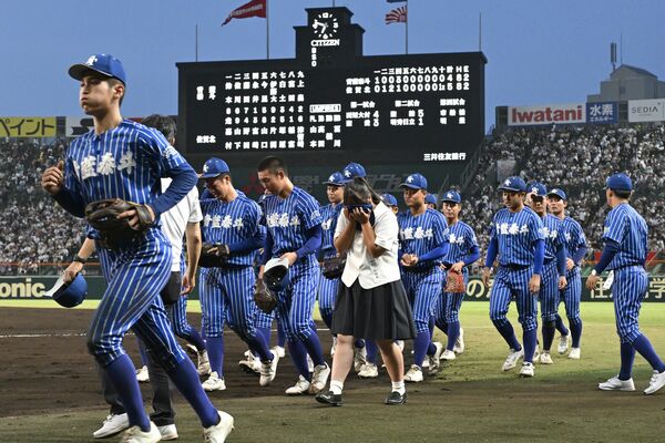 延長10回タイブレークでのサヨナラ負けに、肩を落として引き上げる青藍泰斗ナイン＝９日午後６時50分、阪神甲子園球場、森田大地撮影