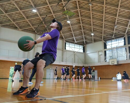 体育館で体力測定をする選手たち＝日光市清滝体育館