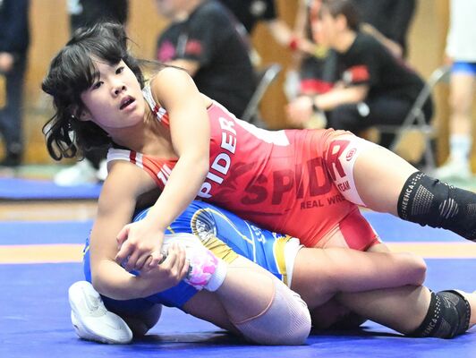 小学女子3、4年37キロ超級決勝　足を取って攻め立てる江泉（SPIDER）＝宇都宮市体育館