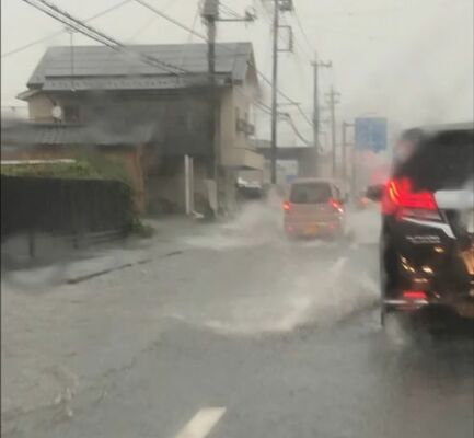 一部冠水した「栃木街道」＝２日午後４時、壬生町
