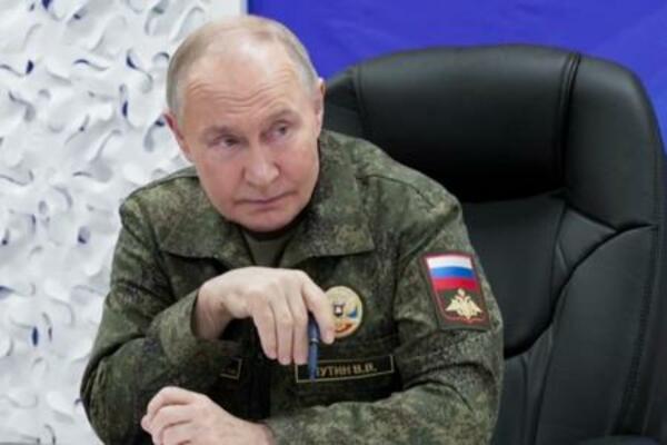 20日、ロシア国防省幹部から戦況の報告を受けるプーチン大統領(大統領府提供・タス=共同)