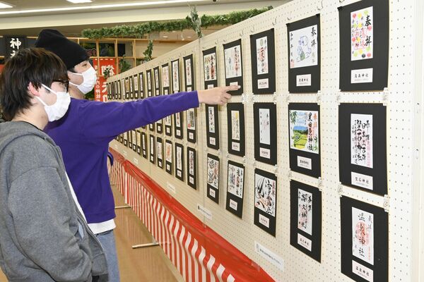 個性的な作品が並ぶ御朱印展の会場