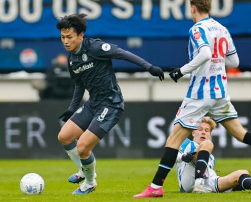 　ヘーレンフェイン戦の後半、攻め込むフェイエノールトの上田（左）＝ヘーレンフェイン（共同）