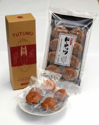 本橋製菓の「あんドーナツ」（右）と新たに商品化した「TUTUMU～いちごあんドーナツ」