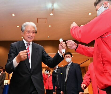 ５選を決め支持者とグータッチする福田富一氏＝15日午後８時52分、宇都宮市西原町