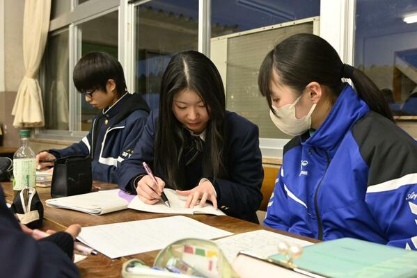 Ｋ－ＳＴＵＤＹで黒磯高の生徒（中央）から勉強を教わる黒磯中の生徒（右）