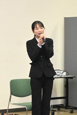 壮行会で抱負を語る皆川さん＝30日午後、宇都宮市本町