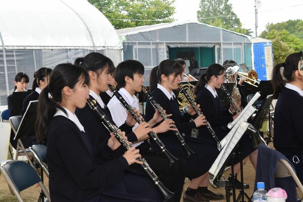 演奏する石橋高吹奏楽部のメンバーら