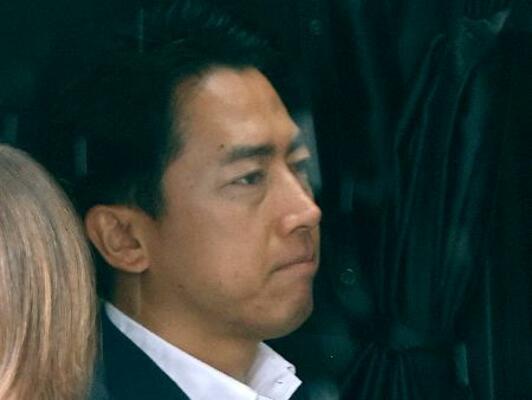 　地元の支援者との会合を終えた小泉農相＝１３日午前、神奈川県横須賀市