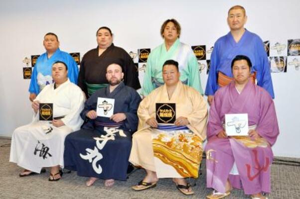 「ヤメ力士超相撲」に参加する(前列右から)元小結松鳳山、元関脇豊ノ島ら元幕内力士たち=30日、東京都内