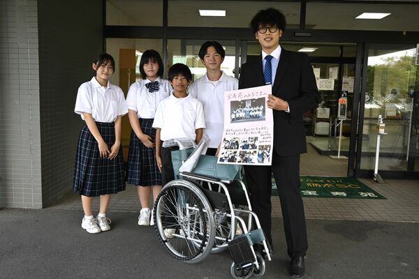 国本中の生徒たちから車いすの寄贈を受けた宝寿苑の岩崎理事長（右）