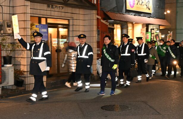 歓楽街をパトロールする参加者=12日午後9時5分、宇都宮市東宿郷2丁目