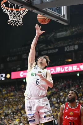 第３クオーター１分、ブレックスの比江島がシュートを決める＝ＩＧアリーナ、森田大地撮影